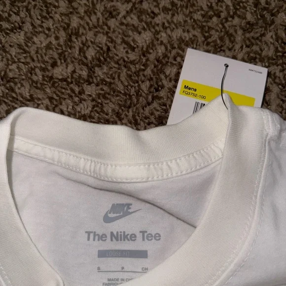 Nike White Short Sleeve Tee with Minimalist Graphic - Picture 4 of 5